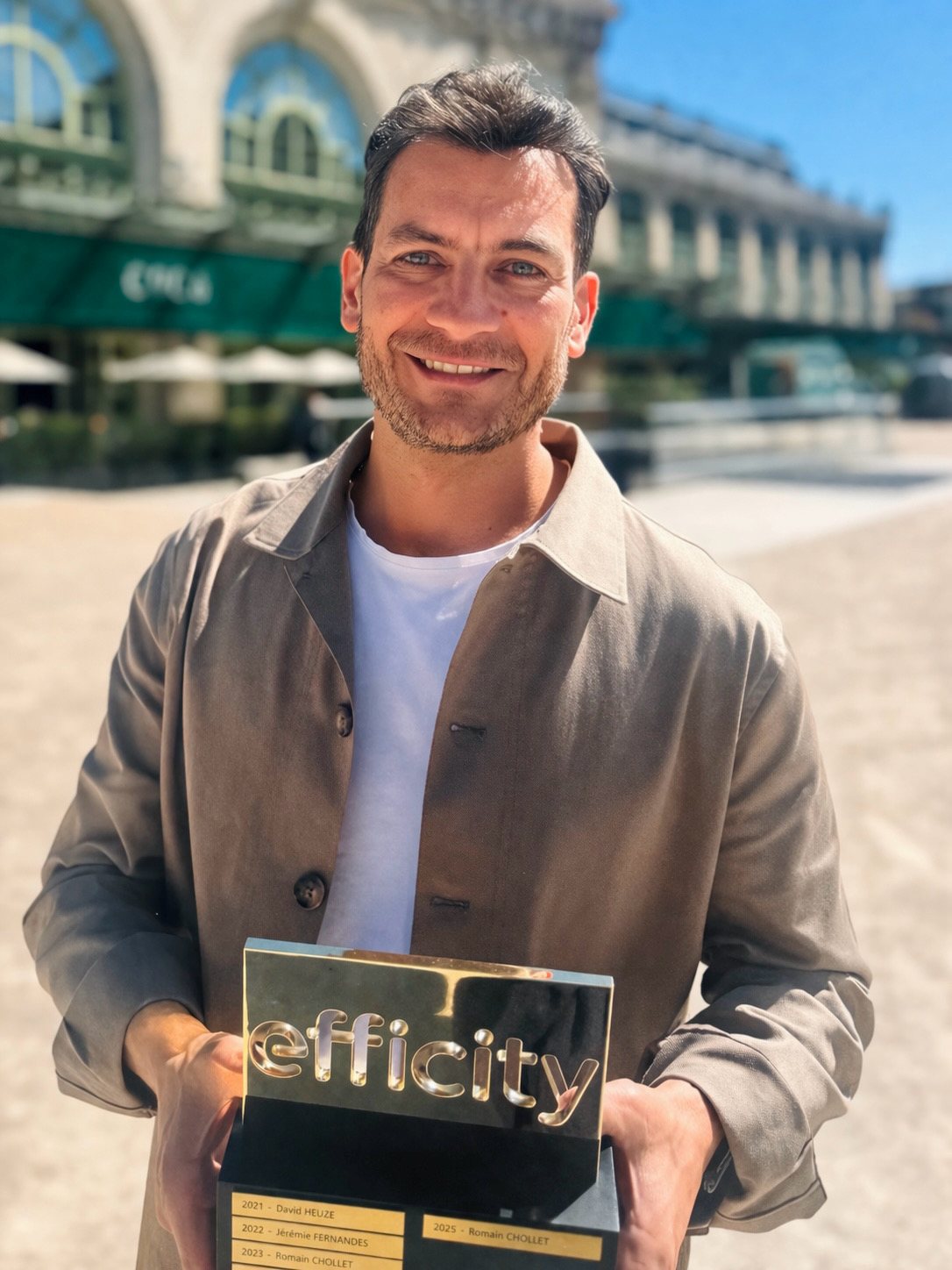 Romain Chollet, lauréat Entrepreneur de l’année Efficity 2023 et 2025, tenant le trophée gravé à son nom